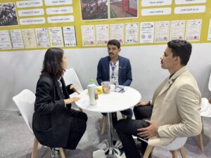 Customers inquired about our products at the exhibition.